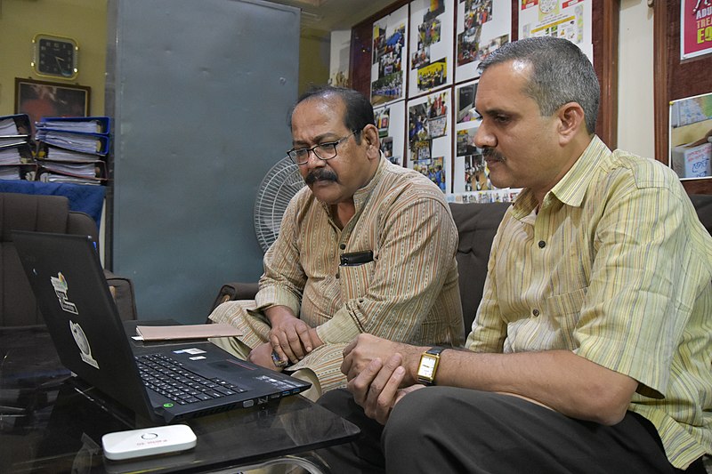 File:Subodh Kulkarni Showing Wikimedia Presentation To Subrata Kundu - Kolkata 2020-02-15 3214.JPG