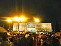 Demonstration mit dem Parlamentsgebäude im Hintergrund