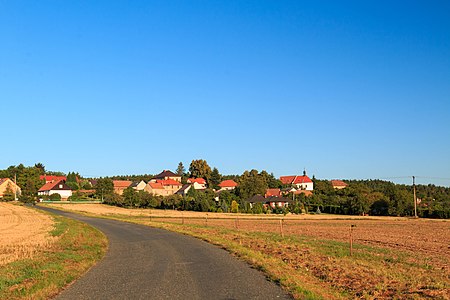 Třebonín od hlavní silnice