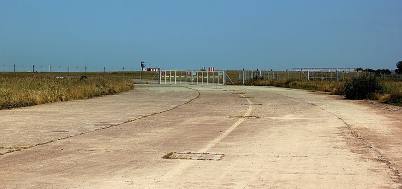 File:THE TAXIWAY LINK FROM RUNWAY 27 09 AT LIVERPOOL SPEKE AIRPORT TO THE ORIGINAL NORTH AIRFIELD NOW THE ESTUARY BUSINESS PARK SPEKE LIVERPOOL JULY 2013 (9361833220).jpg