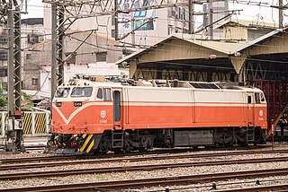 https://upload.wikimedia.org/wikipedia/commons/thumb/2/2c/TRA_E408_at_Hsinchu_Station_20151114.jpg/320px-TRA_E408_at_Hsinchu_Station_20151114.jpg