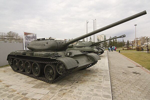 The original T-54-1. It has a turret reminiscent of the T-34-85s, with prominent, undercut shot traps. This example has the fender machine gun boxes r