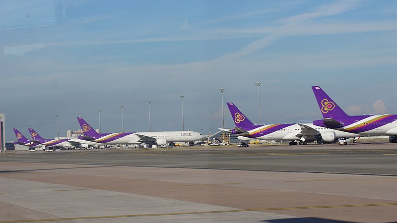 File:Thai Airways' aircraft line up at Bangkok Suvarnabhumi Airport.jpg