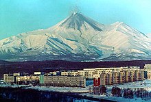Vue de l'Avatchinski, aux flancs partiellement recouverts de cendres volcaniques, depuis Petropavlovsk-Kamtchatski.