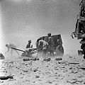 Ostrzał z brytyjskiej 25-funtowej haubicoarmaty podczas I bitwy pod El Alamein