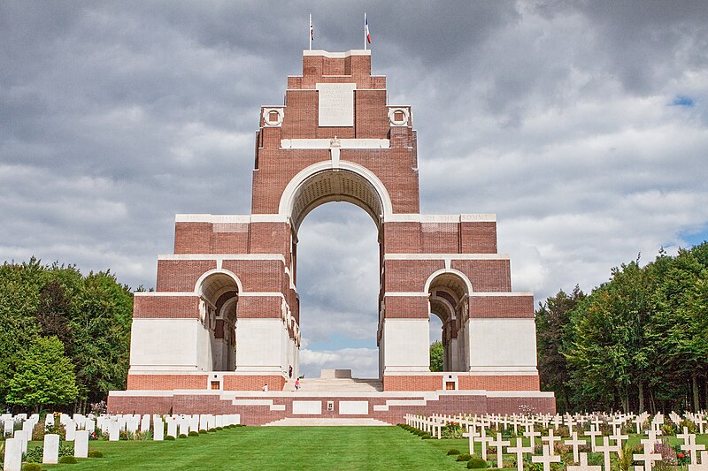 File:Thiepval Anglo-French Cemetery -13.jpg