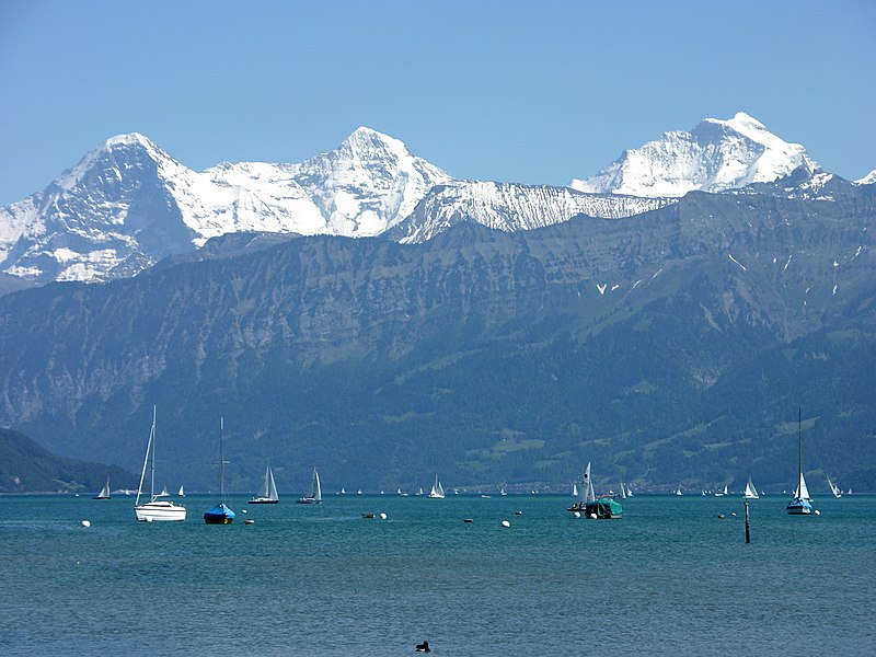 File:Thunersee, Eiger, Mönch und Jungfrau.jpg