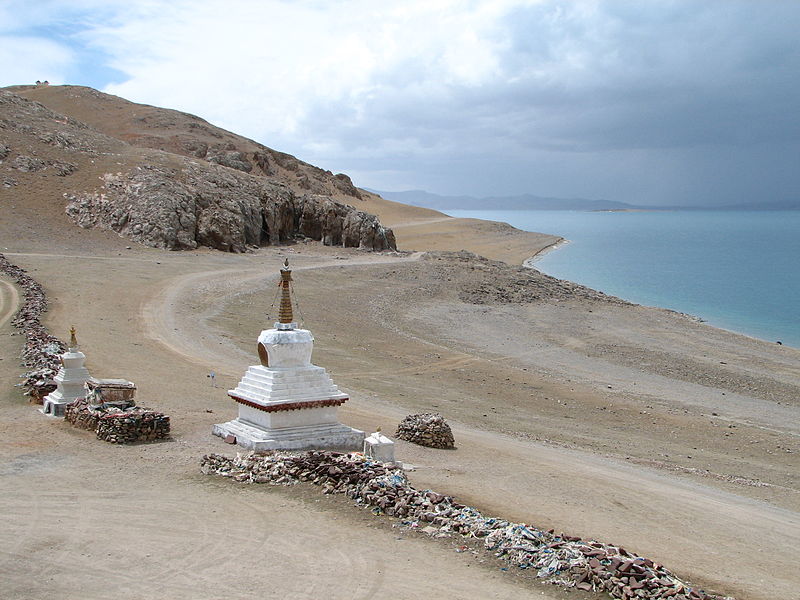 ファイル:Tibet 06 - 021 - chorten over Nam Tso lake (147429706).jpg