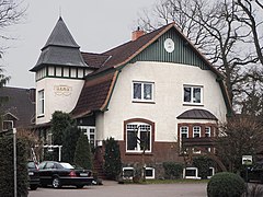 Villa im Heimatstil mit Turm - Bauherr: Baumschulbesitzer Adolf Mölln - 53°41′54″N 9°43′13″E﻿ / ﻿Ahrenloher Straße 32﻿ / 53.698471; 9.720170 - Baujahr: 1912
