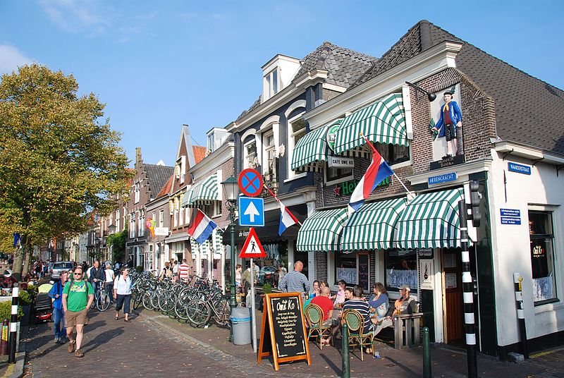 File:Traditional buildings with nice decorations at Muiden Holland,offcourse there are lots of bikes - panoramio.jpg
