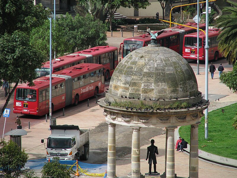 File:TransmilenioEjeAmbiental.JPG