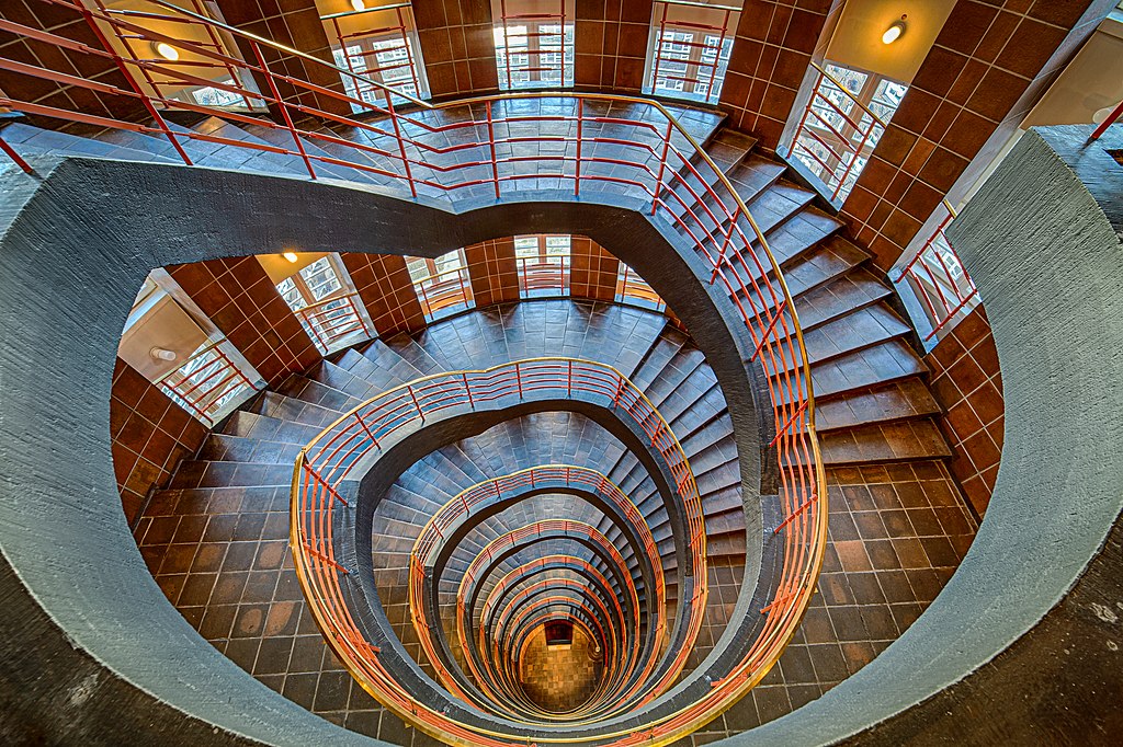 Treppenhaus im Sprinkenhof (Blick nach unten), KOntorhauviertel in Hamburg