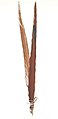 Tropenmuseum Royal Tropical Institute Objectnumber 2412-19c Veer van een ara als versiering bij h.jpg