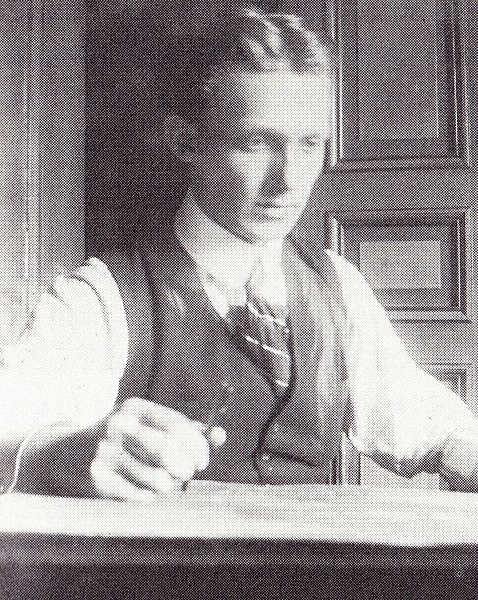 File:Trygve Gulbranssen 21 år.jpg