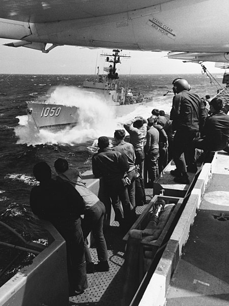 File:USS Albert David (DE-1050) in heavy seas on 7 April 1975.jpg