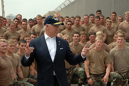 Tập_tin:US_Navy_090514-N-4451V-548_Vice_President_Joe_Biden_meets_with_Basic_Underwater_Demolition-SEAL_(BUDS)_students_at_Naval_Amphibious_Base_Coronado.jpg