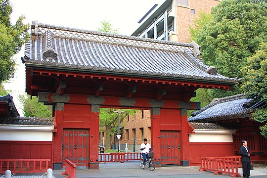 University japan. Японский университет Токио. University of Tokyo's hongo Campus в Токио. Красные ворота Токийского университета. Япония ворота Токийский.