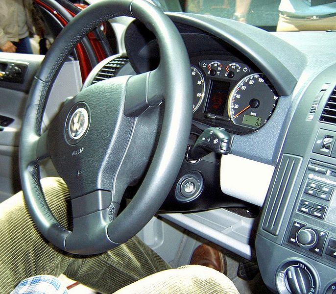 File:VW Polo Lenkrad und Tacho.jpg