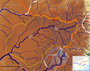 A bacia hidrográfica do rio Vaal- (amarelo) na bacia hidrográfica do Oranje (laranja)