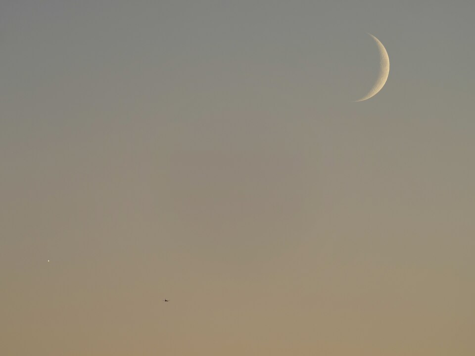 18:37 MESZ: Drittes Flugzeug. Dieses Flugzeug befindet sich auch eine Viertelstunde nach Sonnenuntergang noch im Sonnenlicht. Am linken Bildrand ist der Stern Dschubba erstmals zu sehen.