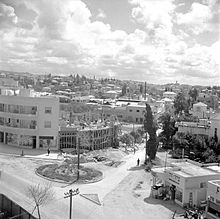 Ramat Gan in 1948 Verkeersplein in de omgeving van de citrussapfabriek Assis aan de weg van Tel Aviv naar Haifa met winkels, flats en een complex in aanbouw. 1 januari 1948.jpg
