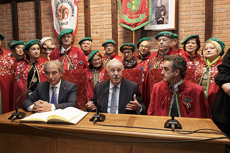 File:Vicente del Bosque es nombrado Orujero Mayor 2017 02.jpg