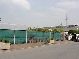 Le carreau de la fosse Neuve Machine en 2011, on distingue l'exutoire de grisou.