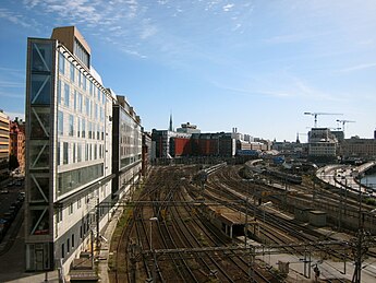 Norra Bantorget med omgivning i förändring. Bilden till vänster är från 1939 och visar ett öppet stadslandskap med Holger Bloms busstation "Rotundan" i mitten. Bilden till höger visar nästan samma vy 70 år senare med en översiktsbild av området sedd från Barnhusbron mot söder. Till vänster den nya bebyggelsen mot Norra Bantorget med "Flat Iron Building" närmast (nominerat till Årets Stockholmsbyggnad 2010), i mitten Kungsbron och i bakgrunden Cityterminalen och Centralstationen. Stockholms bangård till höger och Klara kyrkas torn i bakgrunden är orienteringspunkter. Med den nya bebyggelsen kommer hela det öppna spårlandskapet försvinna och bebyggelsen nå ända fram till Klara sjö. Upphovsman till bilden från 1939 är stockholmsfotografen Gunnar Lundh.