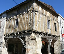 Maison sur cornières.