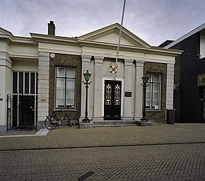 Voorgevel met wapensteen boven ingangspartij - Sliedrecht - 20370830 - RCE.jpg