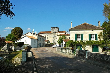 Ortseingang nach Vieux-Mareuil mit Brücke über die Belle im Vordergrund