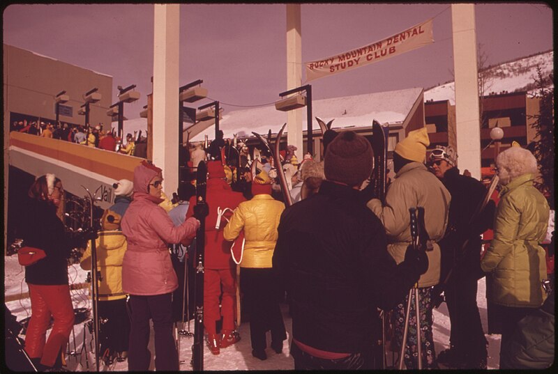 File:WAITING TO BOARD THE GONDOLA FOR THE RIDE UP LIONSHEAD MOUNTAIN - NARA - 554243.jpg