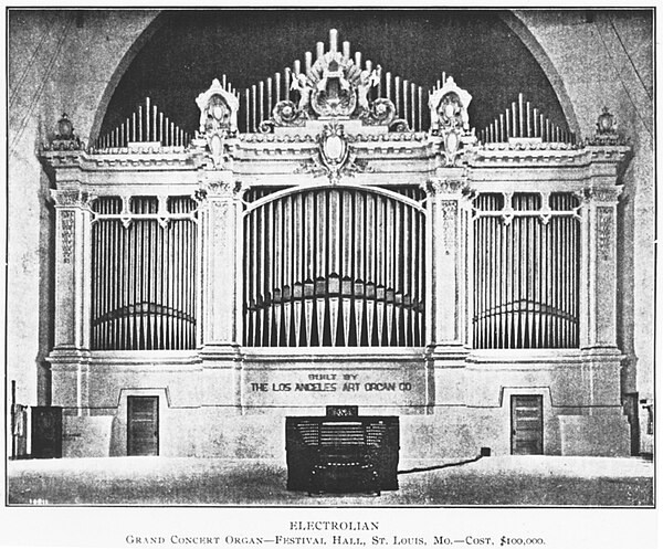 The organ in its original home, the 1904 World's Fair. This facade was formerly installed at Macy's, it used to be behind the current facade.