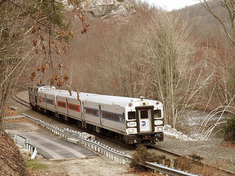 File:Waterbury Branch train near Naugatuck, December 2012.jpg