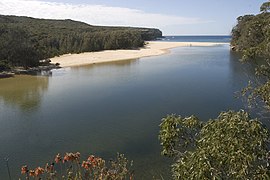 Laguna dengan pantai di latar belakangya