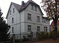 Wohnhaus, frei stehend, mit Einfriedung