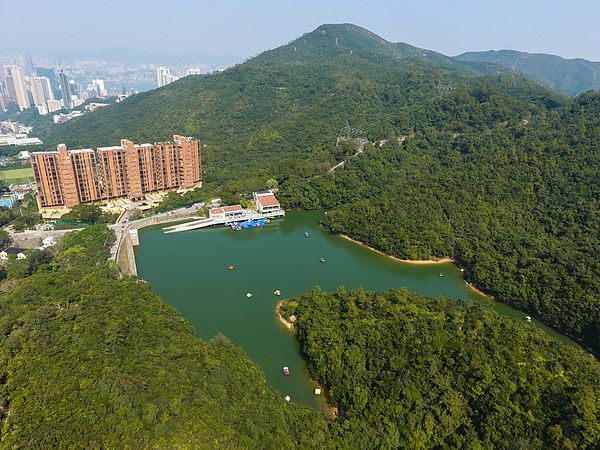 Jardine's Lookout is the hill in the centre. Wong Nai Chung Reservoir is in the foreground.