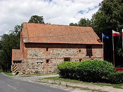 Ehemalige Kirche aus der ersten Hälfte des 14. Jahrhunderts. Ende des 17. in einen Getreidespeicher umgewandelt.