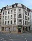 Wuppertal, Wohnquartier Uellendahl-West, Eckhaus Eschenbeeker Str. 1, die am rechten Bildrand in die im Vordergrund verlaufende Uellendahler Straße ei...