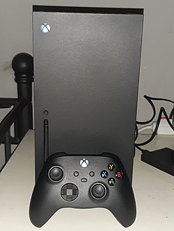 Egy Xbox Series X a kontrollerével