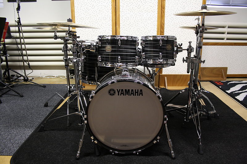 File:Yamaha Club Custom Drumset Swirl Black - front.jpg