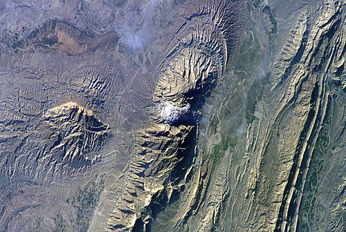 Satellietfoto van een bergketen in het Zagrosgebergte, waarop zout te zien is (het witte gebied in het midden en de heuvel aan de rechterkant)