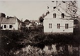 Links Behelfsheim, entstanden im Zweiten Weltkrieg für Kriegsflüchtlinge; rechts Haus Nr. 51 (ca. 1965)