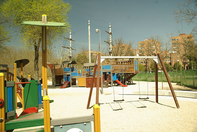 File:® MADRID P.L.M. ARGANZUELA-ZONA INFANTIL - panoramio (2).jpg