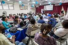 Conférencier et participants lors de l'École d'été du numérique ayant eu lieu à la Bibliothèque nationale d'Haïti à Port-au-Prince en juillet 2018.