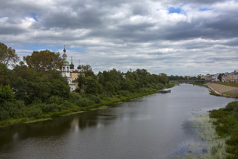 File:Ансамбль Дмитриевских церквей, вид с моста.jpg