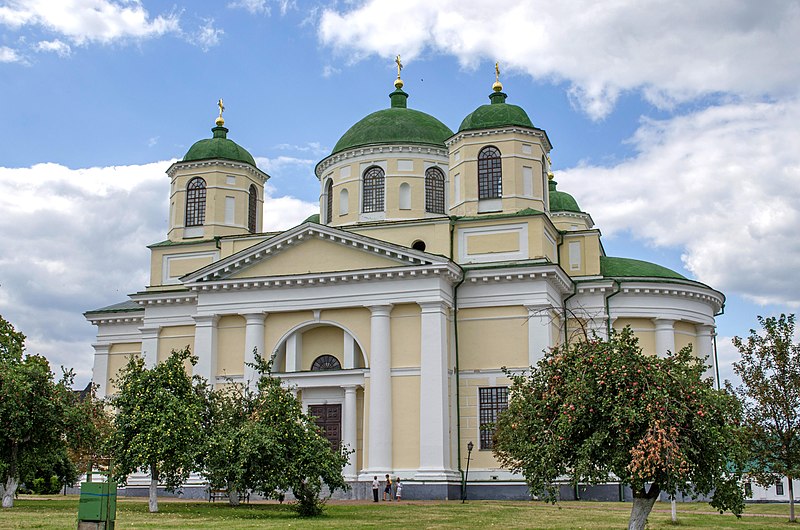 File:Новгород-Сіверський. Спасо-Преображенський собор і яблуні.JPG