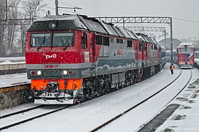 ТЭП70БС-177 в фирменной окраске РЖД с поездом на станции Санкт-Петербург-Витебский