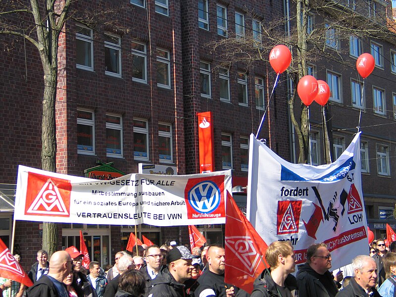 File:1. Mai 2013 in Hannover. Gute Arbeit. Sichere Rente. Soziales Europa. Umzug vom Freizeitheim Linden zum Klagesmarkt. Menschen und Aktivitäten (054).jpg