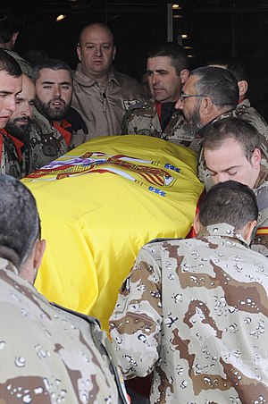 Compañeiros dun militar falecido cargan co seu cadaleito.